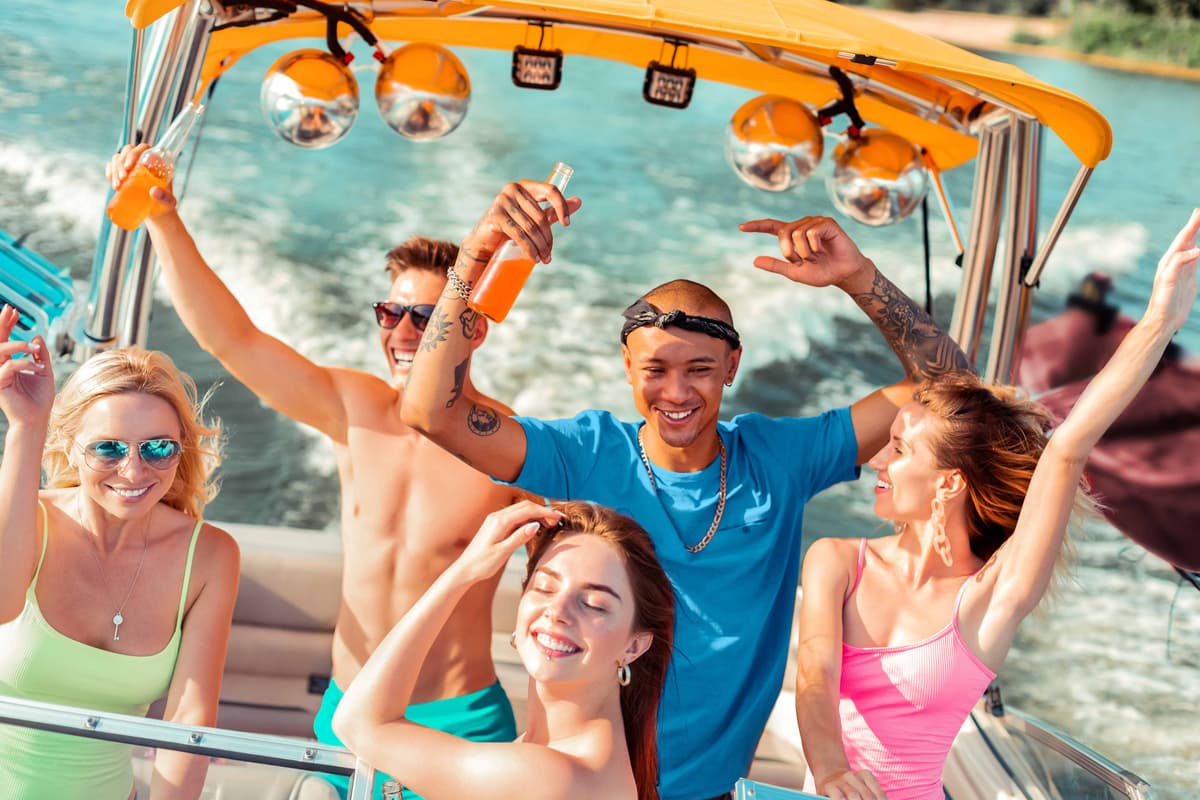 Grupo de amigos celebrando em iate