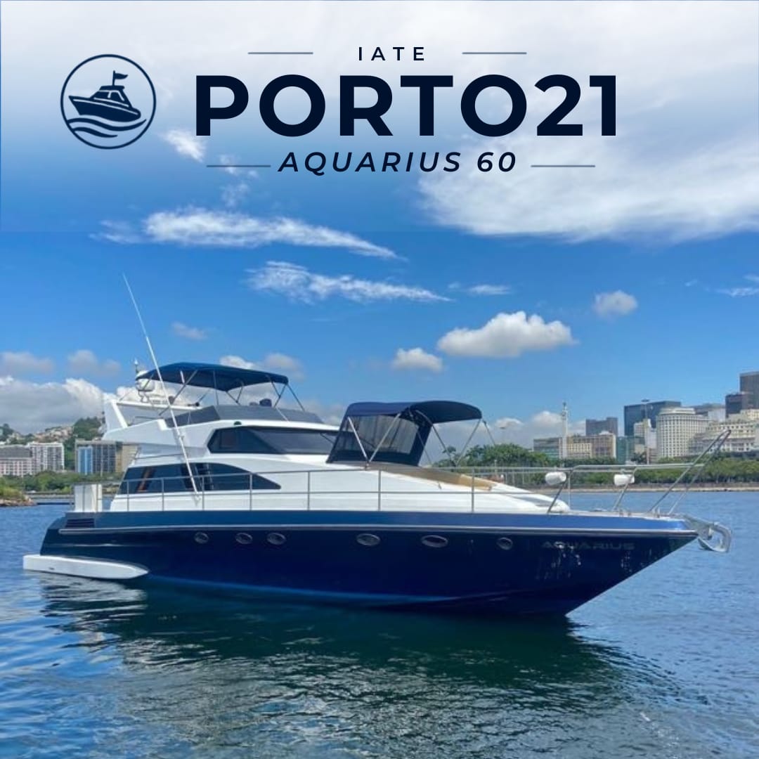 Iate Porto21 Aquarius 60 ancorado com o casco azul e a cidade ao fundo