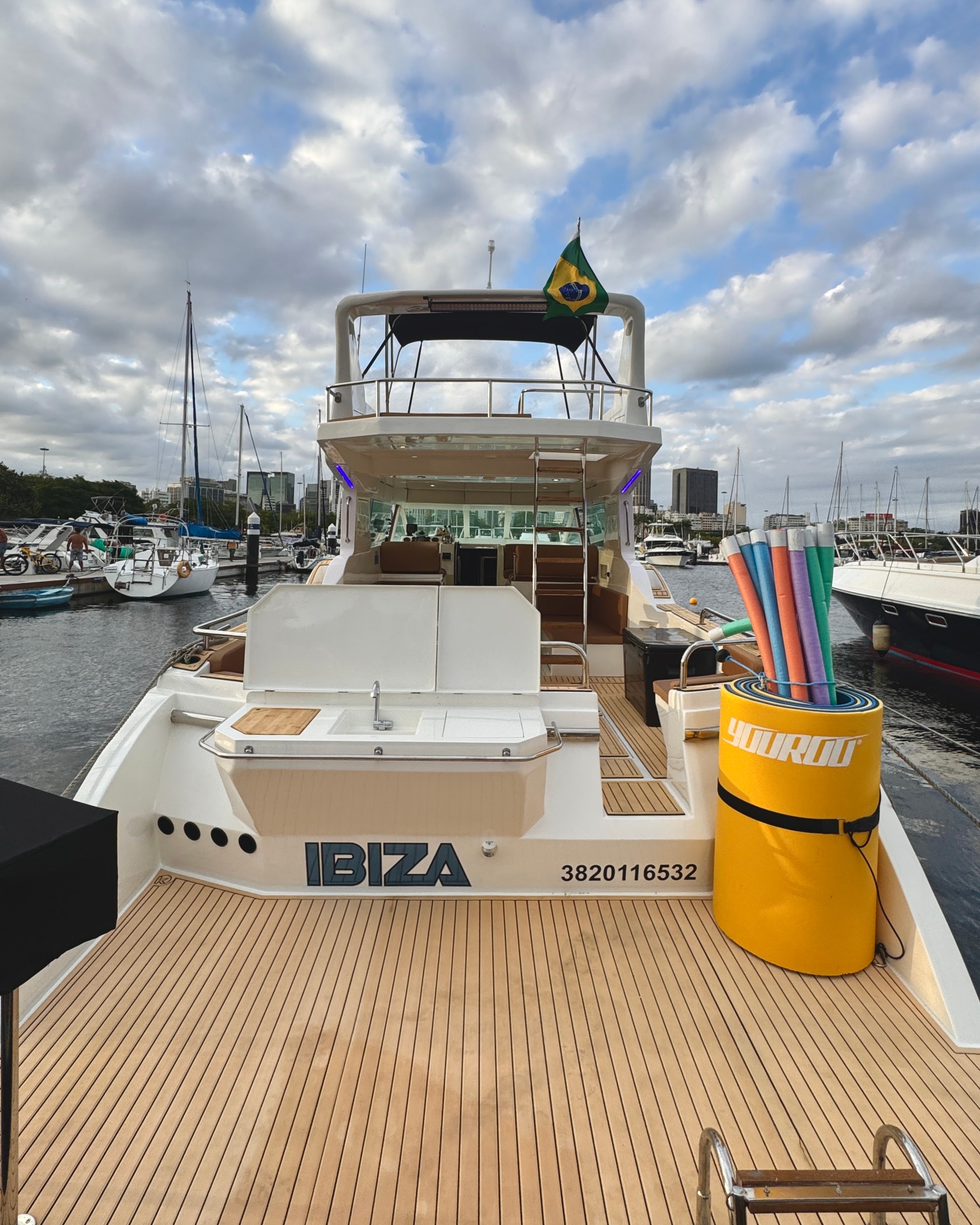 Popa da Ibiza 52 com deck de teca e nome IBIZA no casco