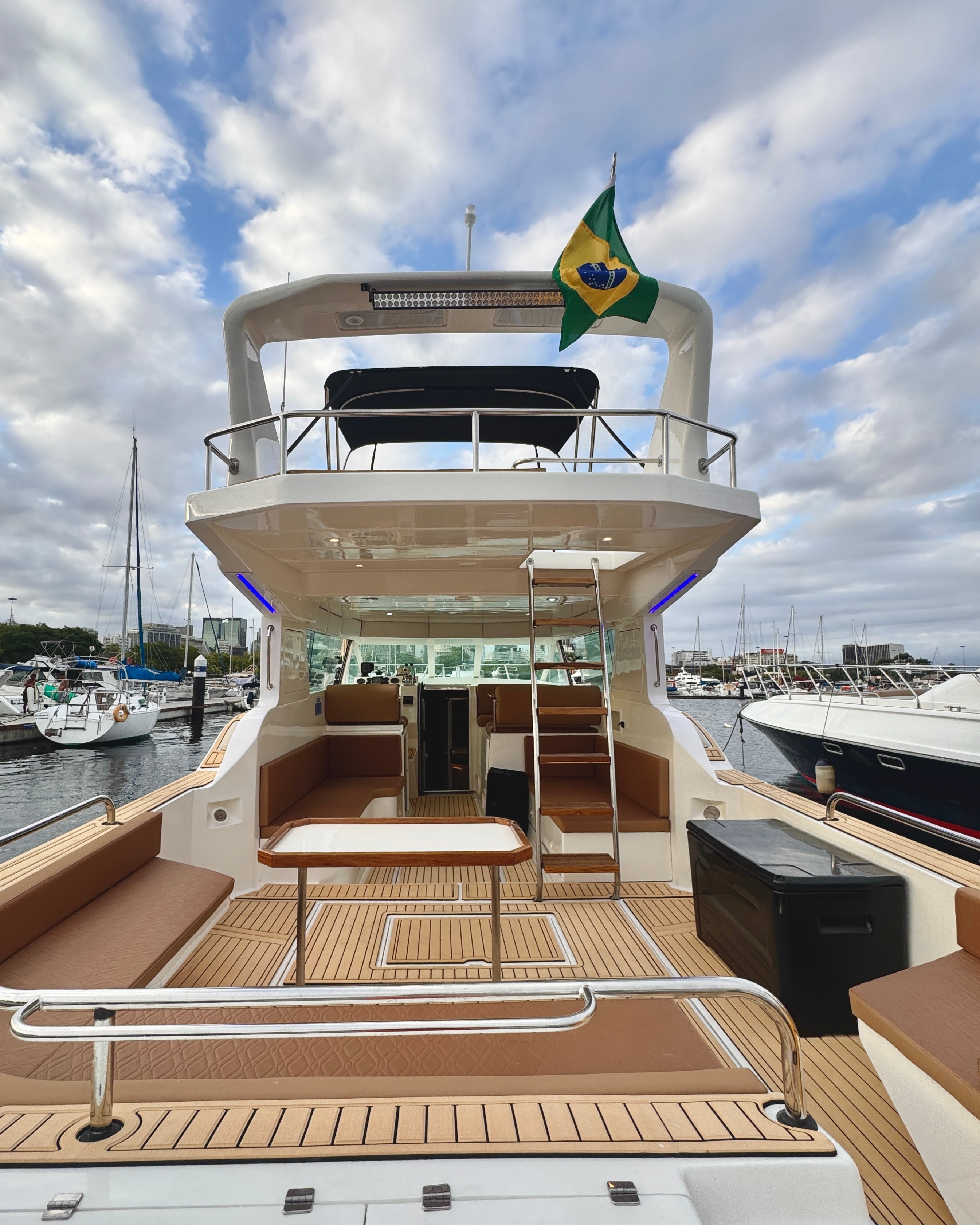 Vista da popa da Ibiza 52 com flybridge e cockpit