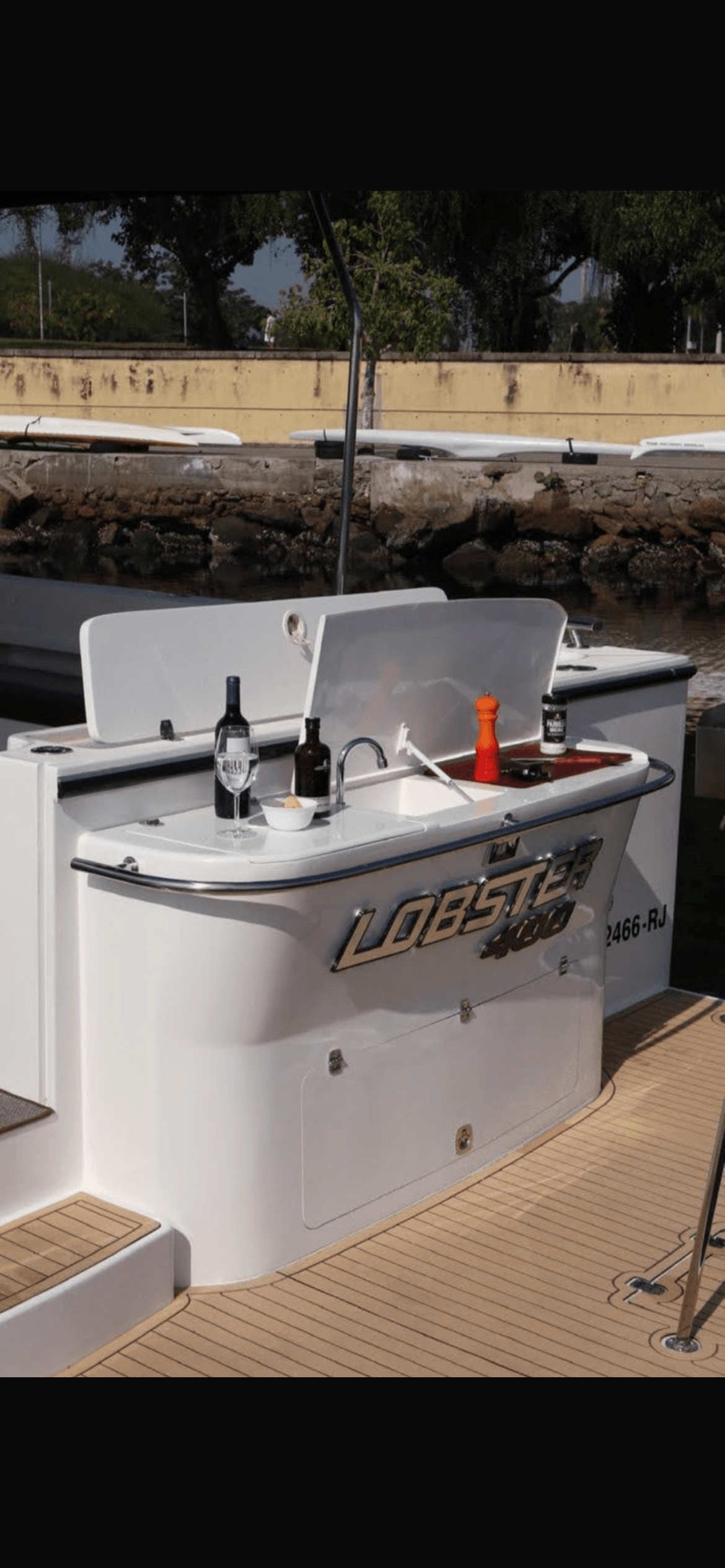 Lobster 400 outdoor kitchen and bar area with sink and Lobster logo