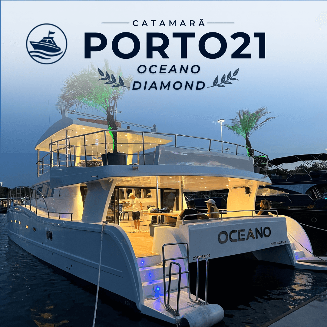 Catamarã Porto21 Oceano Diamond atracado na marina ao entardecer