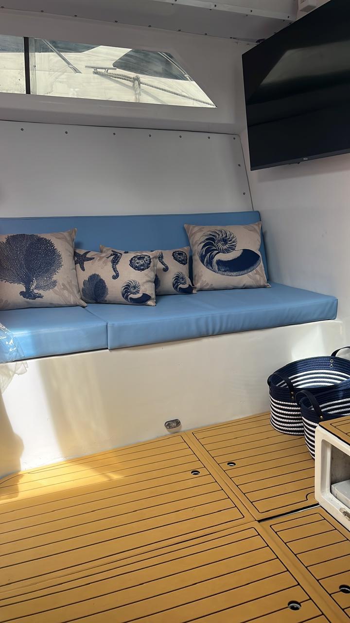 Salão interno da Lancha Sunset com sofá e TV