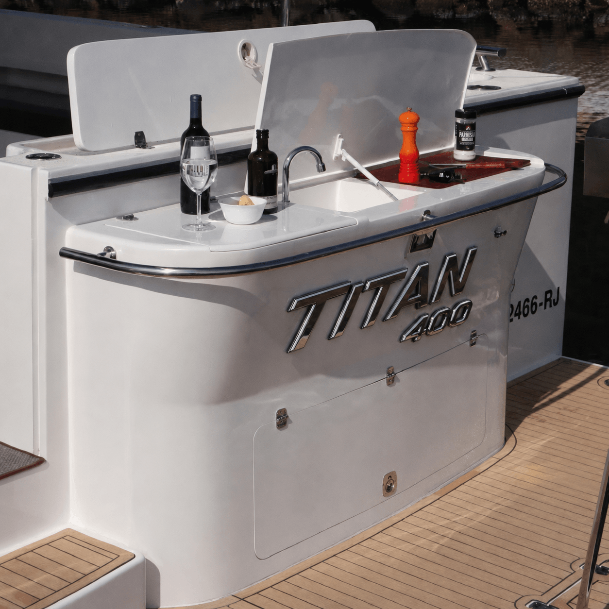 Detalhe da popa do Iate Titan 400 com bar e pia