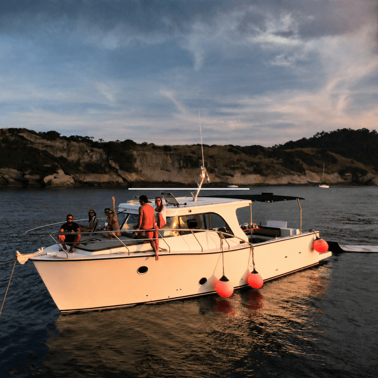 Iate Titan 400 ancorado ao pôr do sol com grupo a bordo