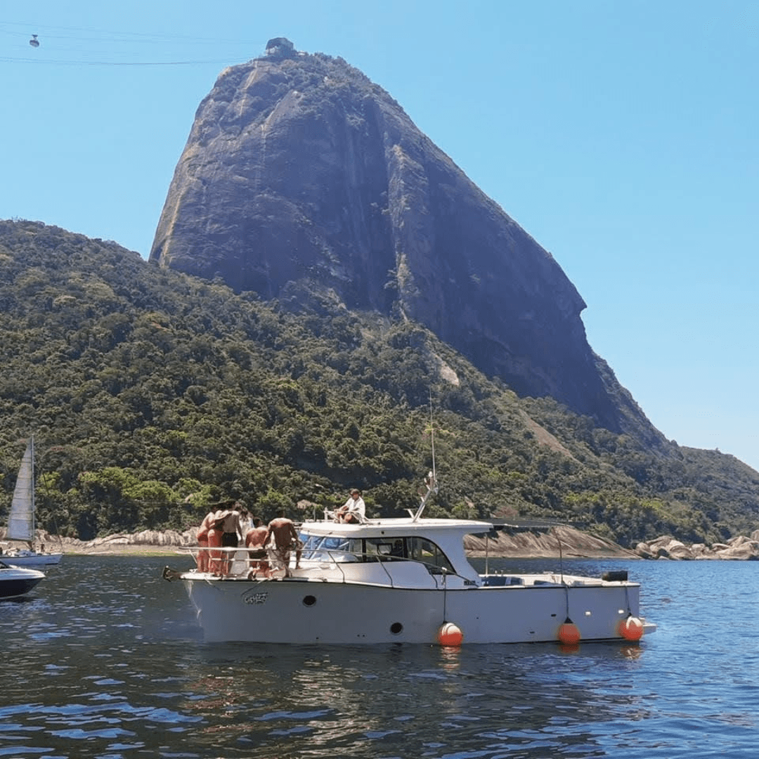 Iate Titan 400 navegando em frente ao Pão de Açúcar