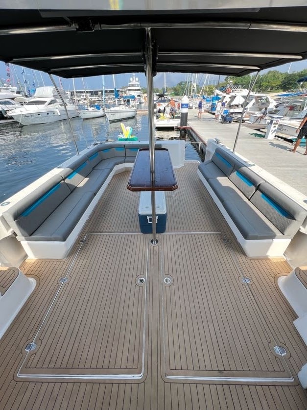Deck traseiro do Iate Titan 400 com bancos e mesa central