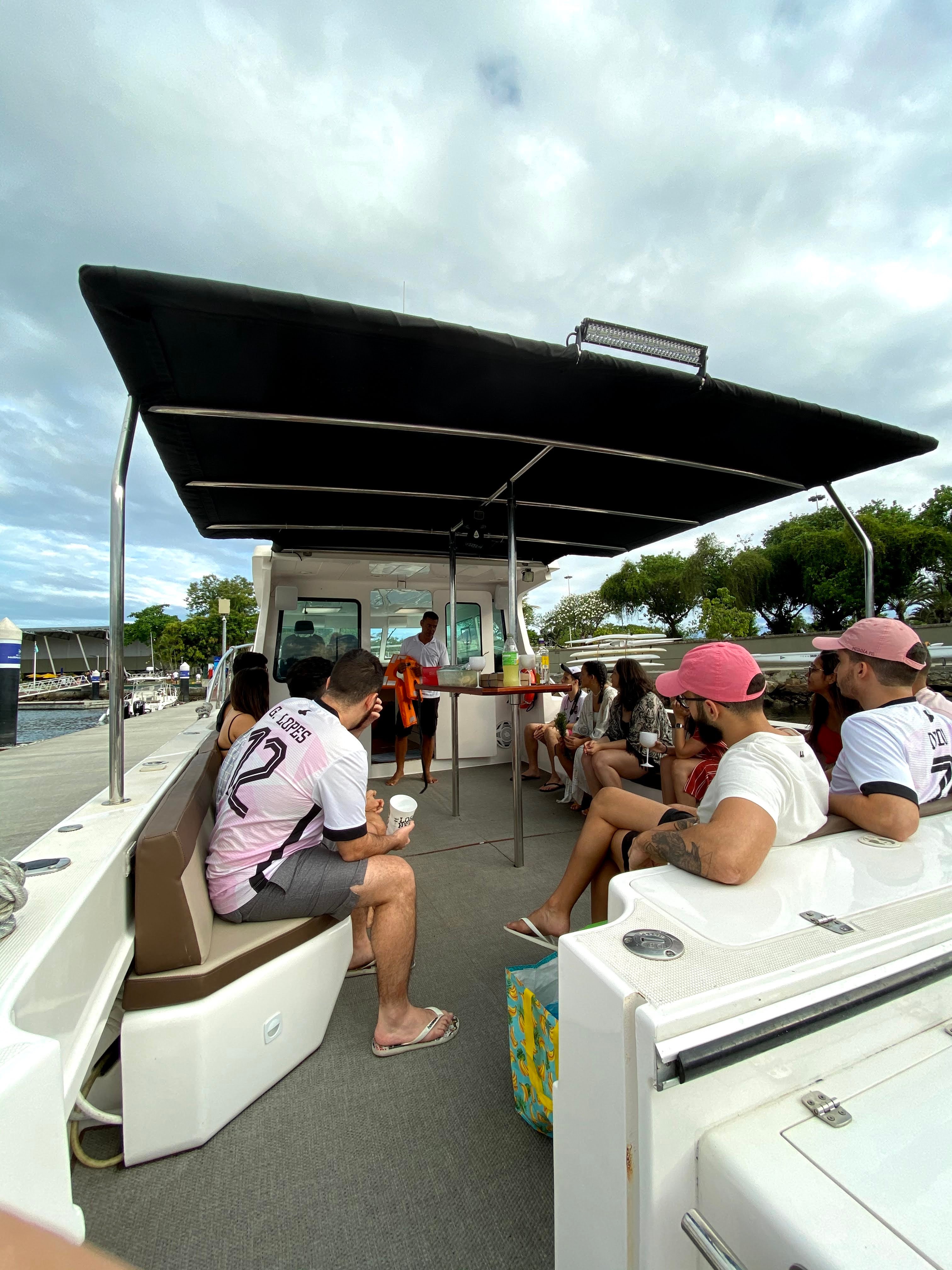 Grupo a bordo do Iate Titan 400 sob toldo na marina