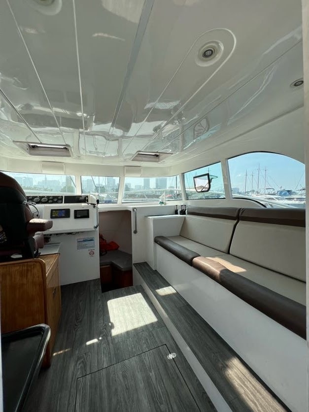Cabine interna do Iate Titan 400 com sofás e vista da marina