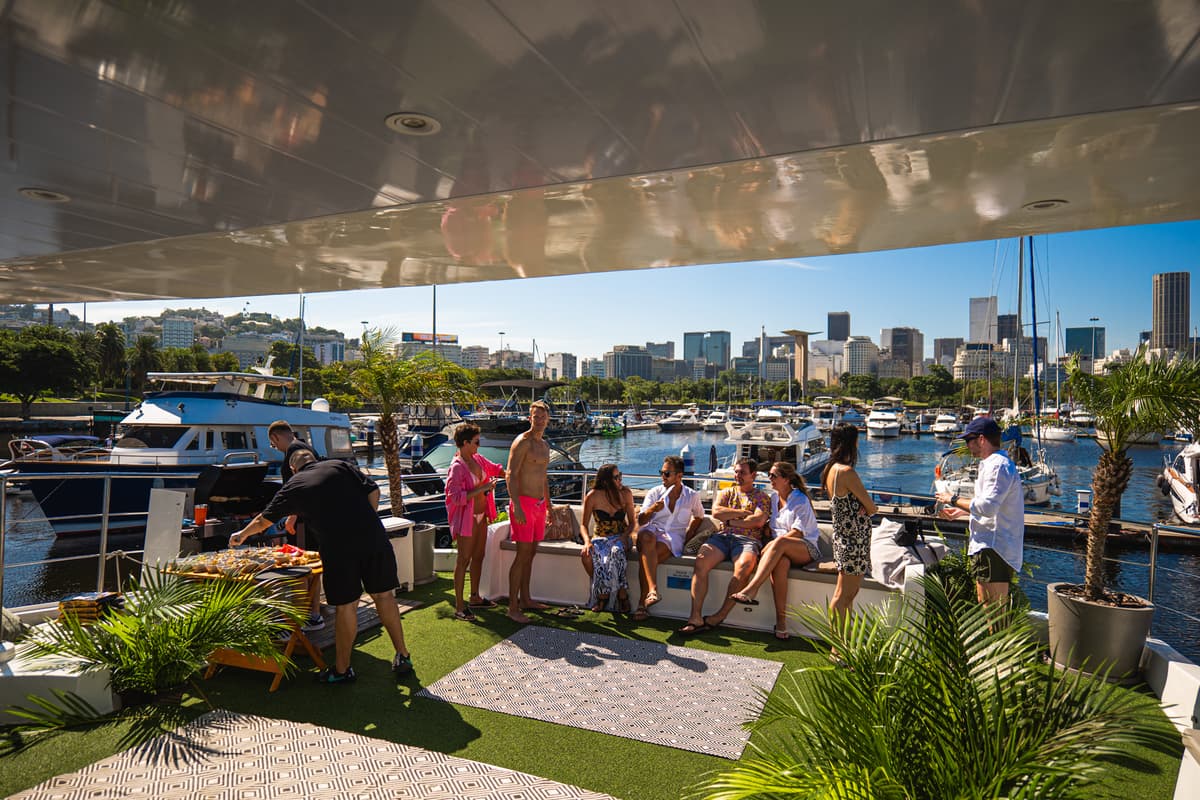 Confraternização com churrasco a bordo na marina com o skyline do Rio ao fundo